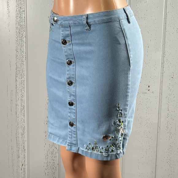 * Lily & Parker Women's Embroidered Light Denim Skirt Sz 26 - Picture 3 of 12